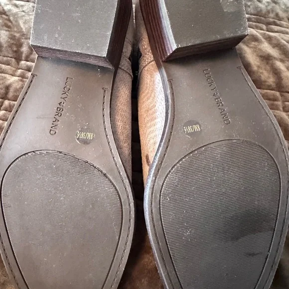 New Lucky Brand Taupe Suede Women's Ankle Booties with Side Zip Sz 8M - Picture 4 of 4